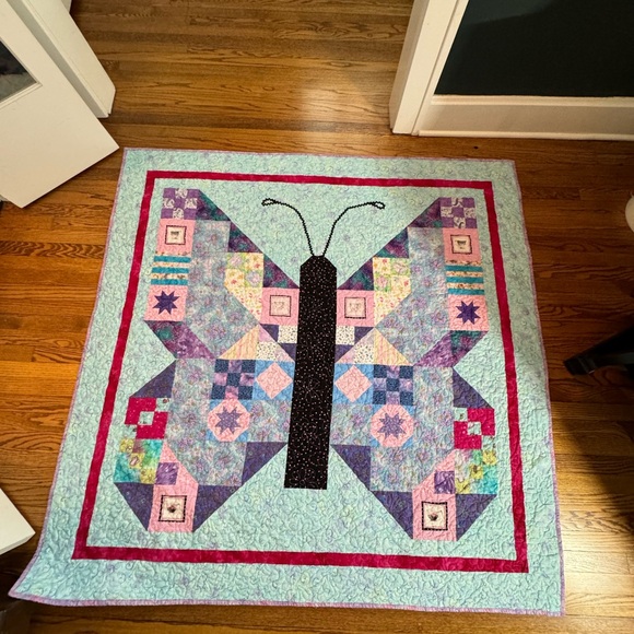 Beautiful Handmade butterfly patch quilt 64 x 65” - Picture 3 of 10